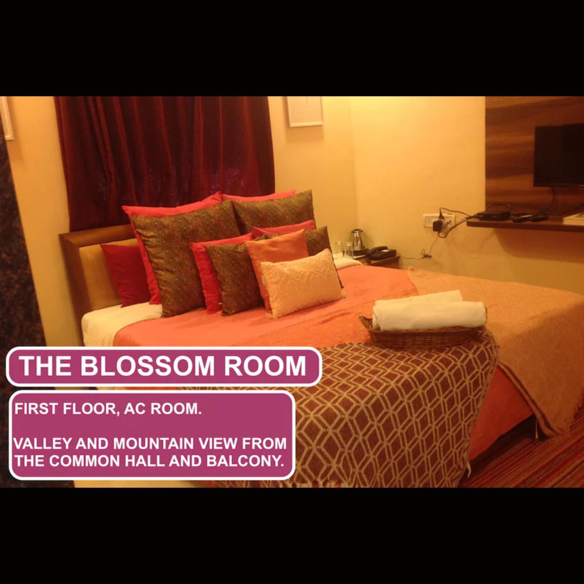 Strawberry County Hotel Panchgani Bagian luar foto